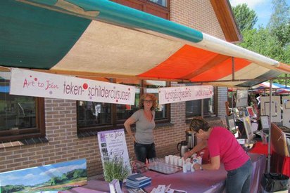 Riet help met de drankjes