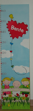 Kinder meetlat met de naam van het kind erop geschilderd 